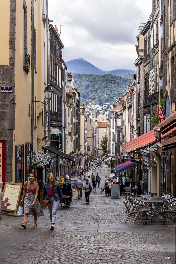 Auvergne - La rue des Gras à ClermontFerrand avec vue sur le Puy-de-Dôme