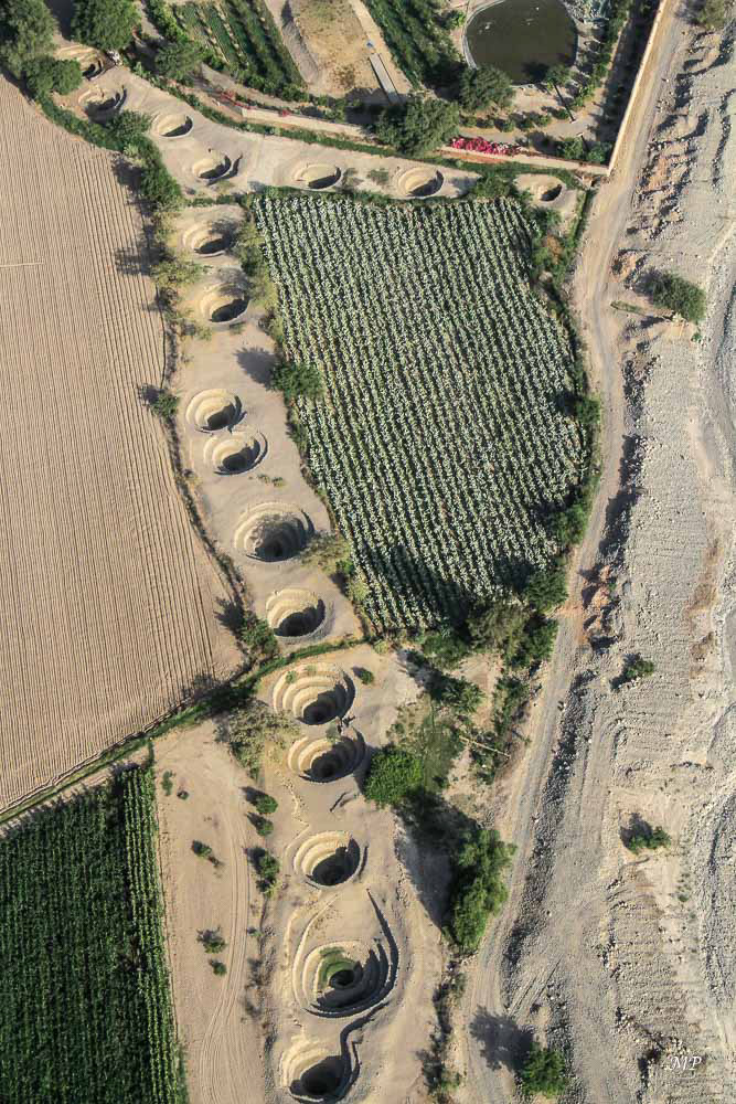 Nazca – les aqueducs de Cantalloc donnent un aperçu de l’ingéniosité de la civilisation Nazca, il y a 1500 ans. Toujours utilisés de nos jours, près de 30 aqueducs souterrains alimentés par une source sont reliés entre eux. On les atteint par des puits en spirale.