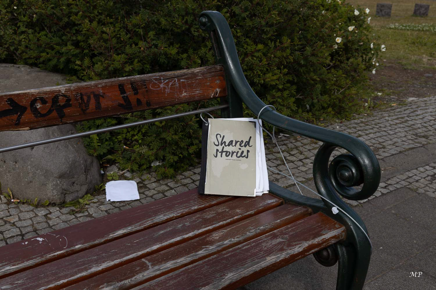 Reykjavik  - Insolite, ces petits cahiers reliés à un banc que l'on trouve un peu partout dans la ville qui permettent d'écrire nos impressions sur le lieu.