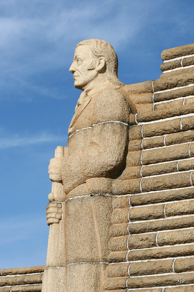 Pretoria, le Voortrekker Monument -  Les statues des grands chefs boers encadrent le monument. Ici la statue de Pretorius qui a réussi à vaincre un chef zulu en 1838.