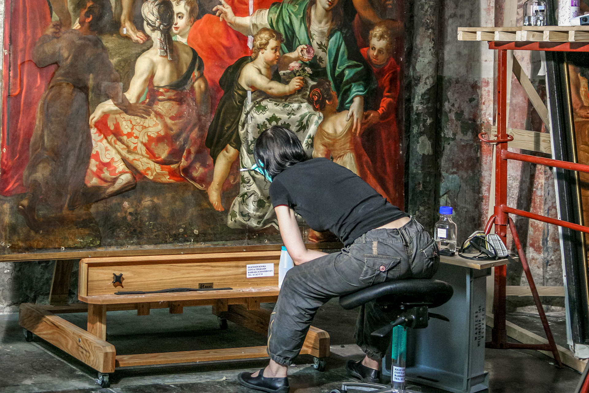 Anvers, rénovation d'une toile dans la cathédrale Notre-Dame (en néerlandais Onze-Lieve-Vrouwekathedraal) 