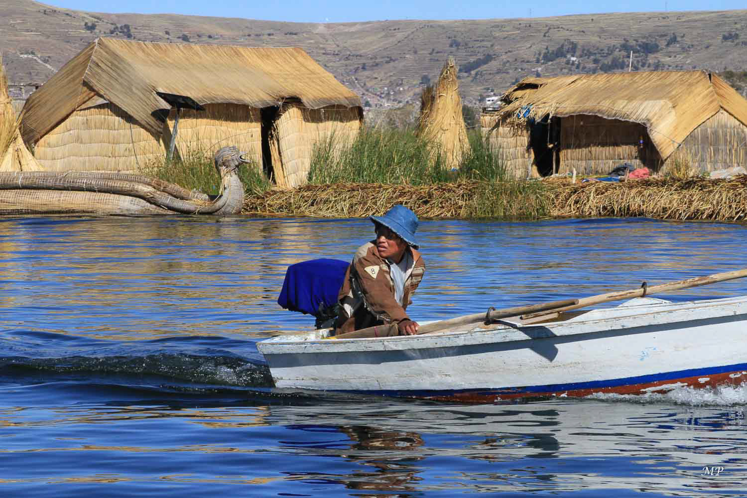 Lac Titicaca - Les îles Uros sont des îles artificielles flottantes en roseaux Totora. Elles ont été créées par les Uros pour échapper aux Collas et aux Incas.