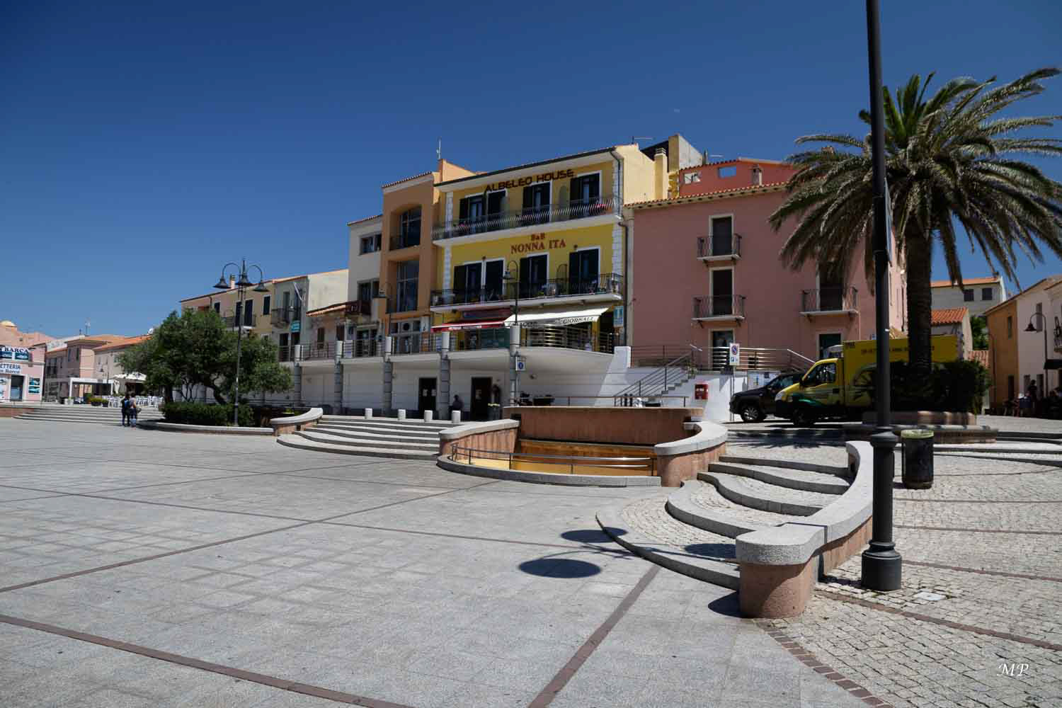 Santa Teresa Di Gallura - A l'extrémité nord-est de la Sardaigne, cette ville est une sorte de promontoire escarpé face à Bonifacio. A la fois port et station balnéaire, la ville a été bâtie au XIXe sous un plan régulier, héritage de la maison de Savoie qui régnait à cette époque.