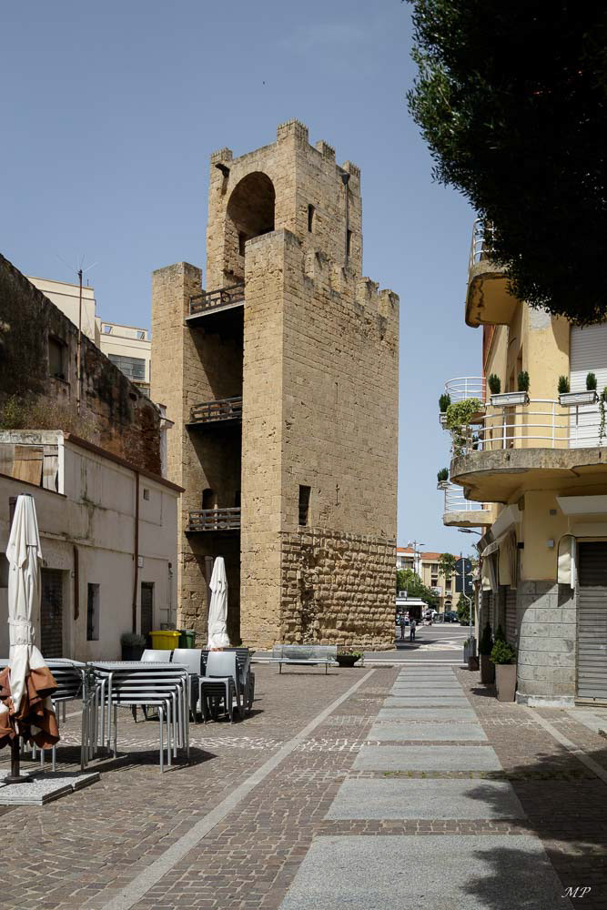 Oristano - La Tour aragonaise di Portixedda, dite "espagnole" car modifiée par les aragonais, est un vestige des remparts de la ville (XIIIe)