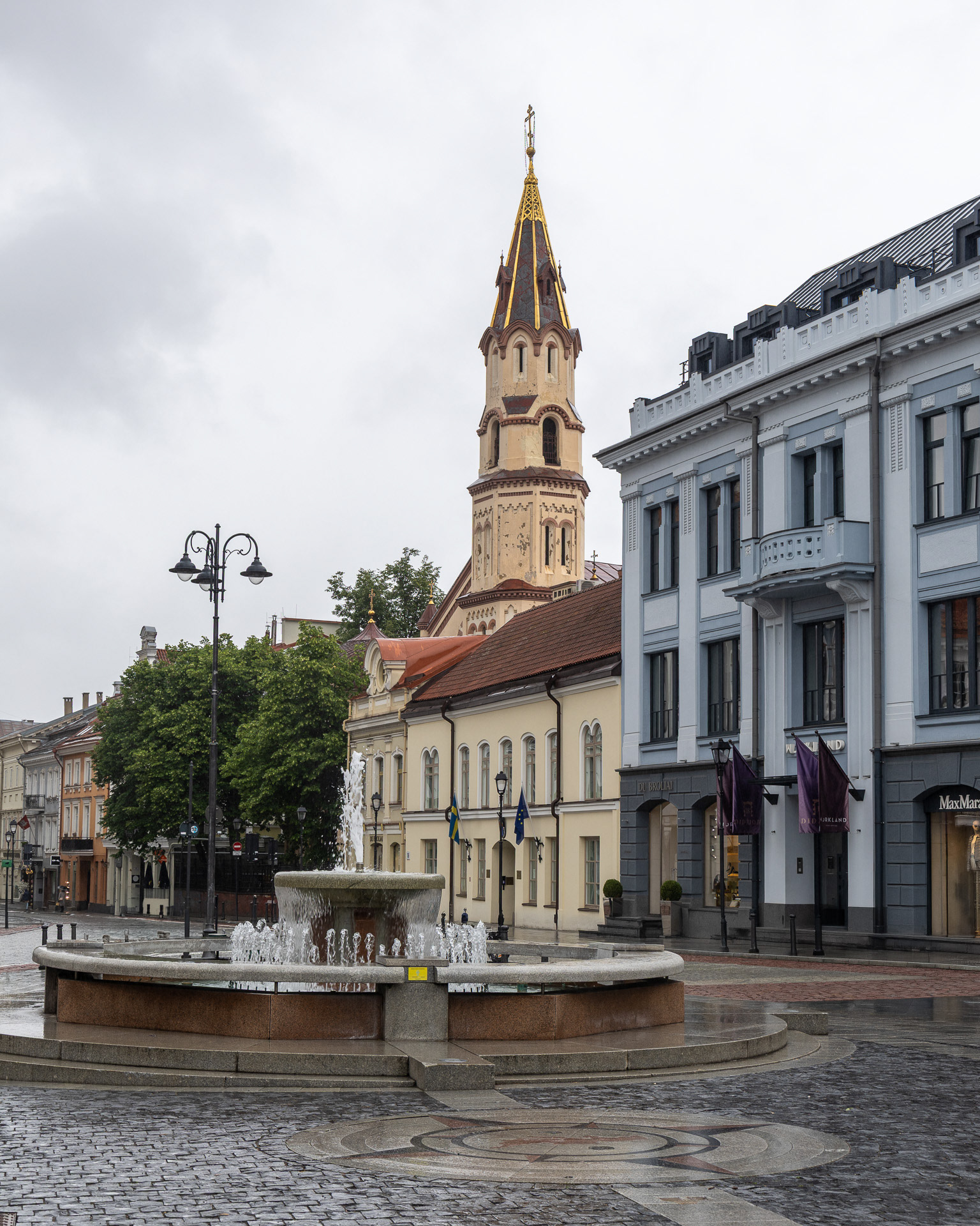 Vilnius - la place de l'Hôtel de Ville avec l'Église orthodoxe Saint-Nicolas en arrière-