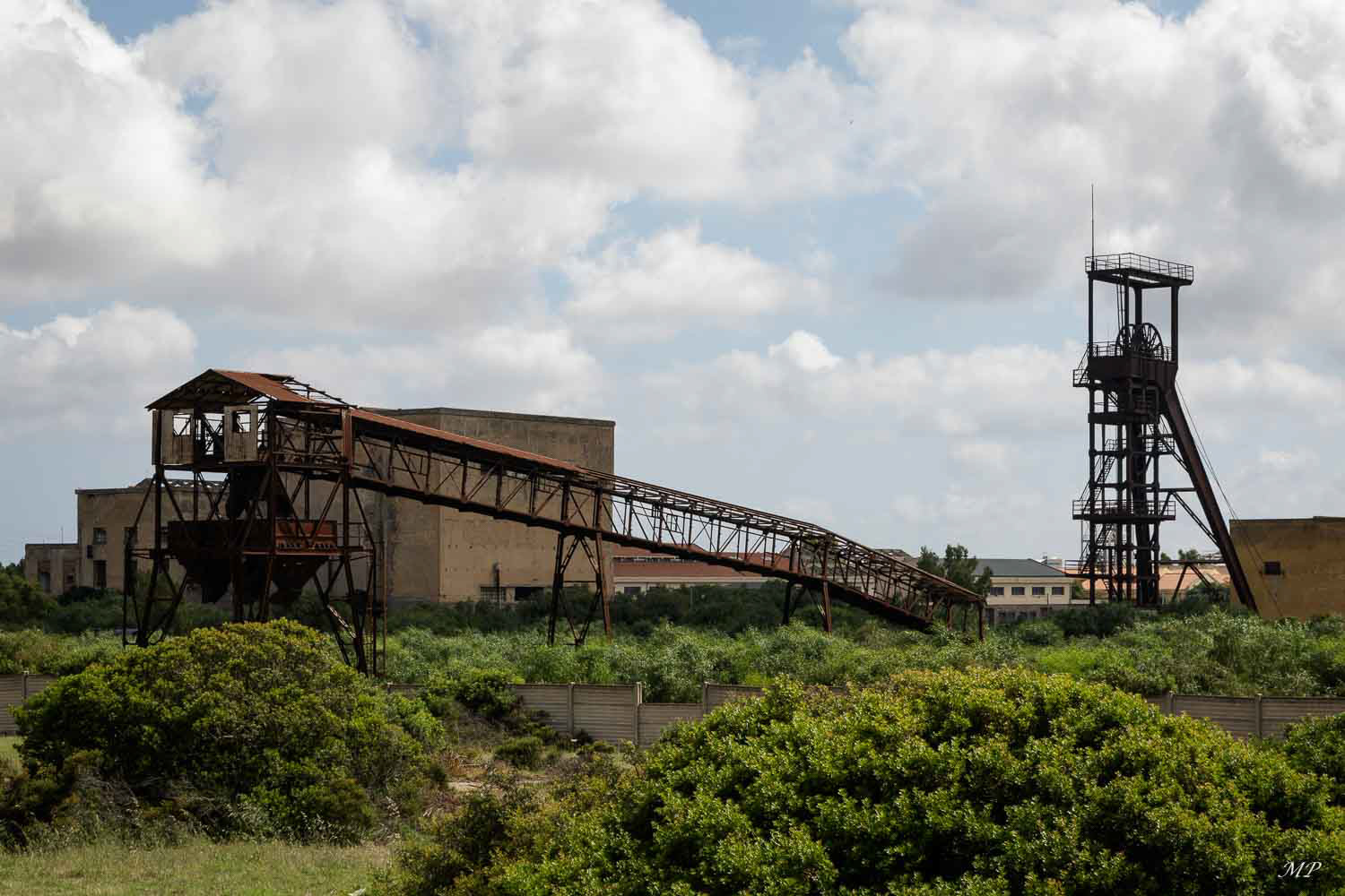 Carbonia - Ancienne grande mine qui aujourd'hui est devenue un musée. On y visite la salle des machines qui assuraient le fonctionnement des ascenseurs, une galerie de 900m  sur les 130km de jadis.