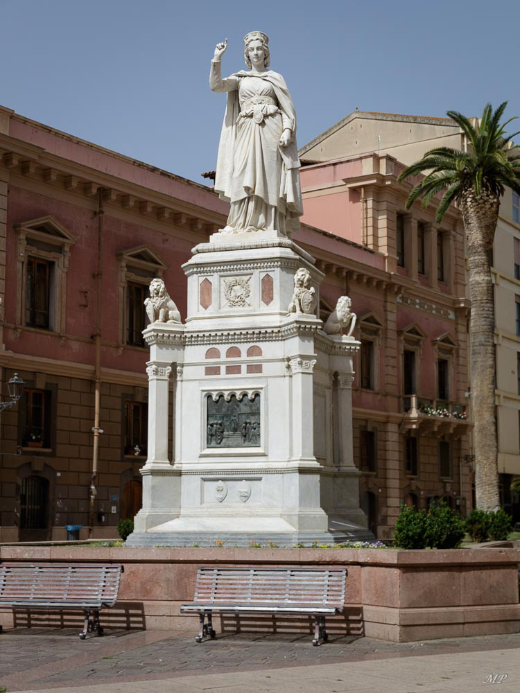 Oristano - Au XIVe s, cette région se trouva à l'avant-garde de la lutte contre la domination aragonaise grâce à une femme à poigne : Eleonora d'Arborea. Elle  échafauda la 1ere charte civique de presque 200 lois qui resta en vigueur jusqu'en 1827. Elle fut la première féministe et aussi la première écolo de l'histoire.