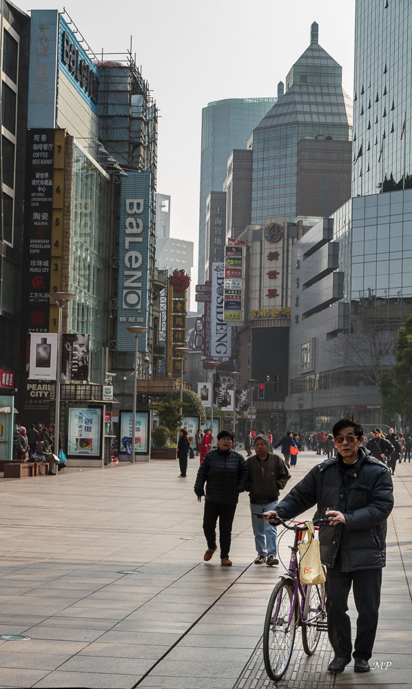 Shanghai - Construite dans la seconde moitié du 19e siècle, la rue Nanjing s’étend sur plus de 5 km de long et attire plus d’un million de visiteurs chaque jour. Cette rue piétonne est la grande avenue commerçante et la plus animée de Shanghai, avec plus de 600 boutiques et magasins, proposant les plus grandes marques d’accessoires et de vêtements.