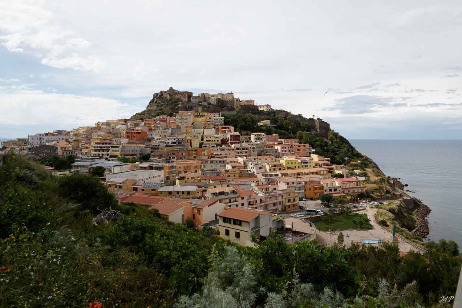 Blotti contre sa montagne, Castelsardo est un village très coloré édifié au début du XIIe avec son château par la famille Doria, commerçants génois.