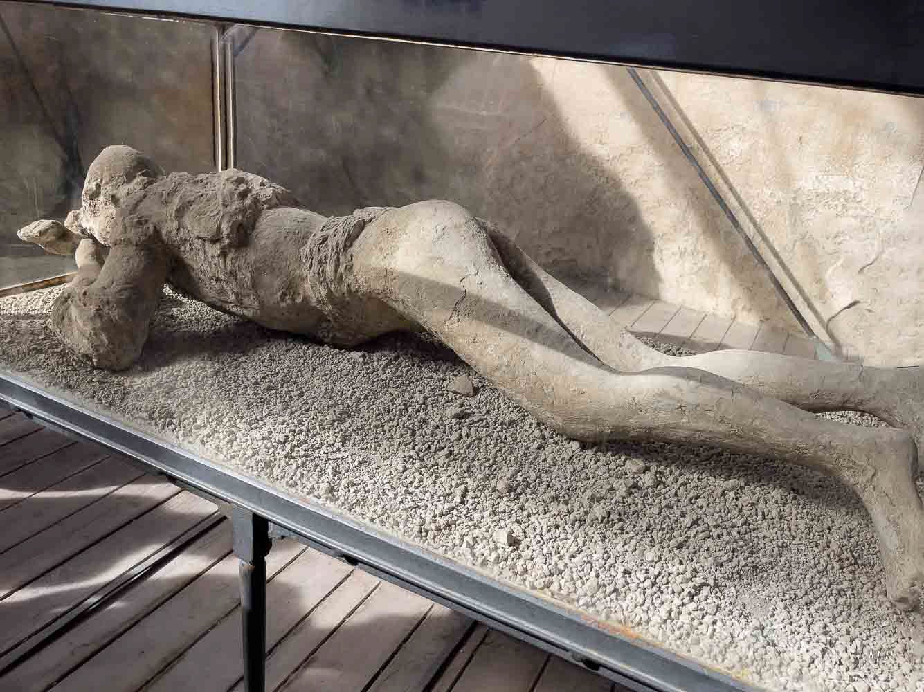 Au cours de l'irruption du Vésuve, des victimes ont été pétrifiées, ce qui a permis de conserver l'empreinte de la forme de leur corps durant des siècles. Lors de leur exhumation au cours de fouilles archéologiques, ces victimes révèlent des postures qui peuvent être interprétées comme des attitudes de sommeil ou de douleur.
