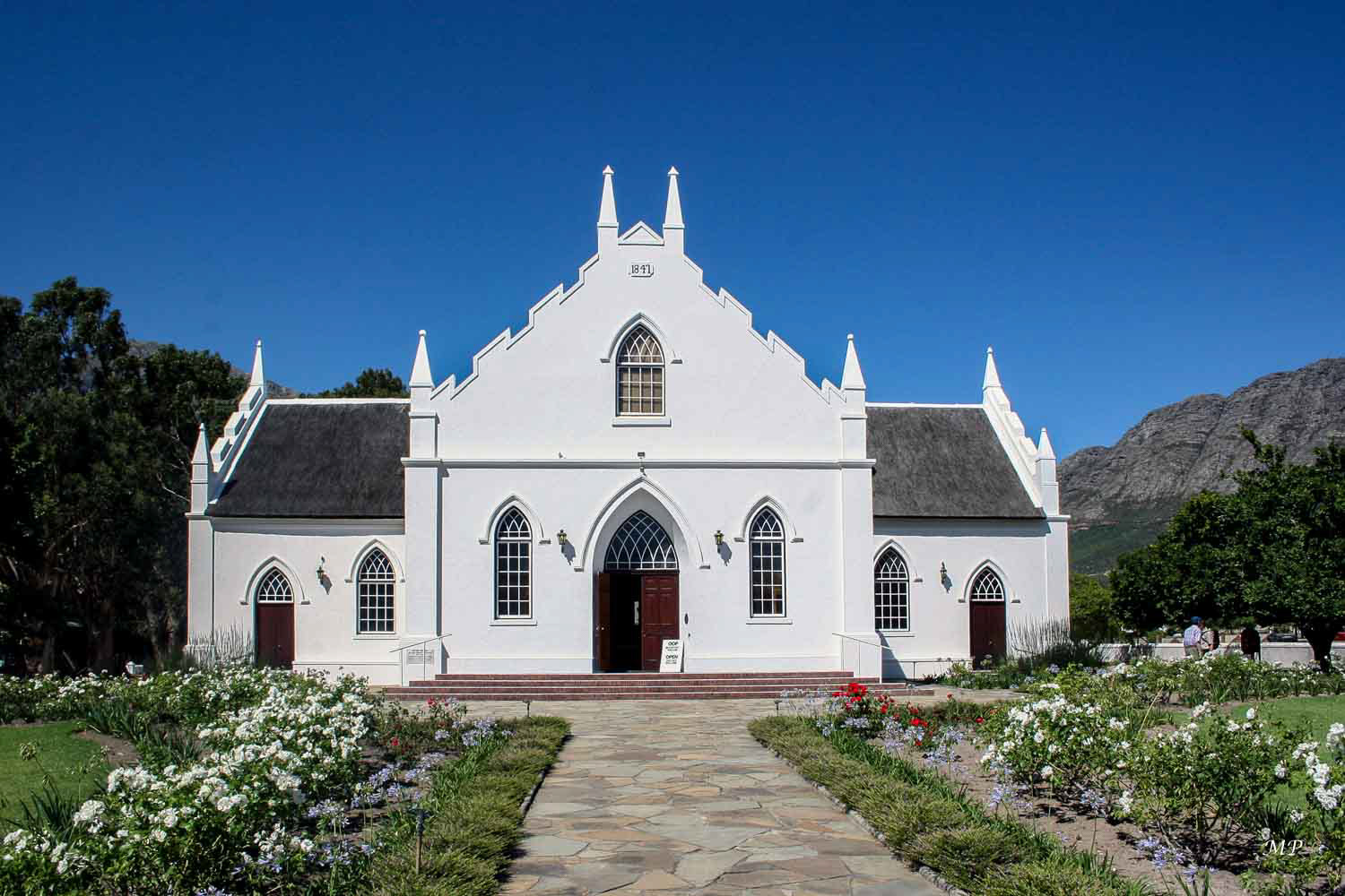 Franschhoek - Des réfugiés huguenots d'Hollande mais d'origine française, experts vignerons et spécialistes de l'olivier, furent envoyés par la Compagnie des Indes en Afrique du Sud pour y développer leur savoir faire.