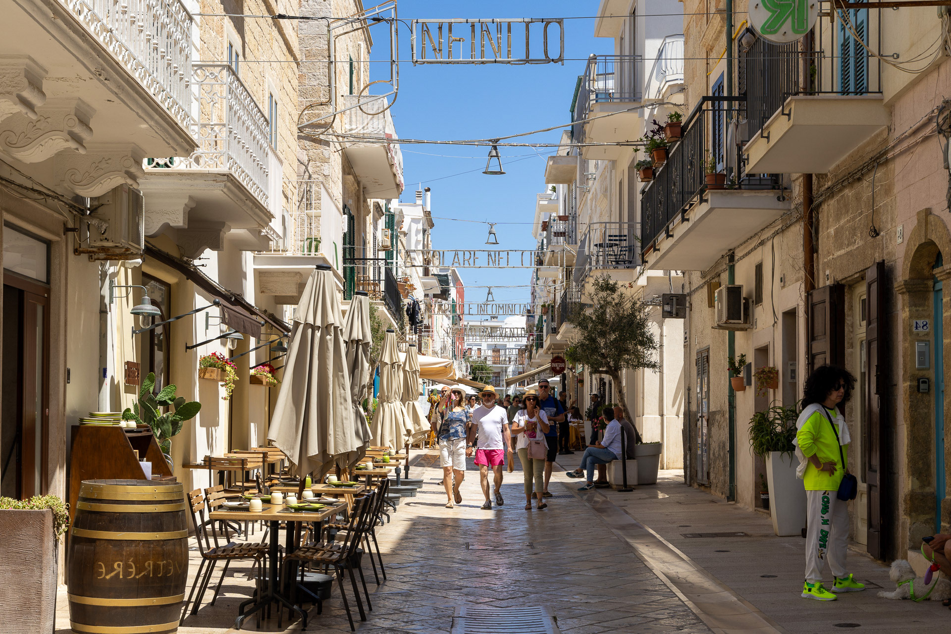 Polignano a Mare - L'enfant du pays, Domenico Modugno y a laissé l’écho immortel de « Volare ». Au-dessus de la rue principale, des banderoles lumineuses déroulent les paroles de sa chanson