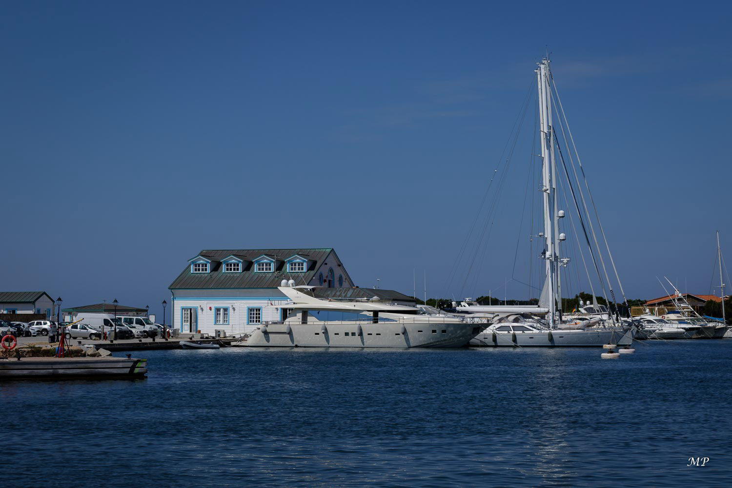 Porto Rotondo, tout comme Porto Cervo sa voisine, à 15 km d'Olbia,  sont les rendez-vous incontournables de la Jet-Set