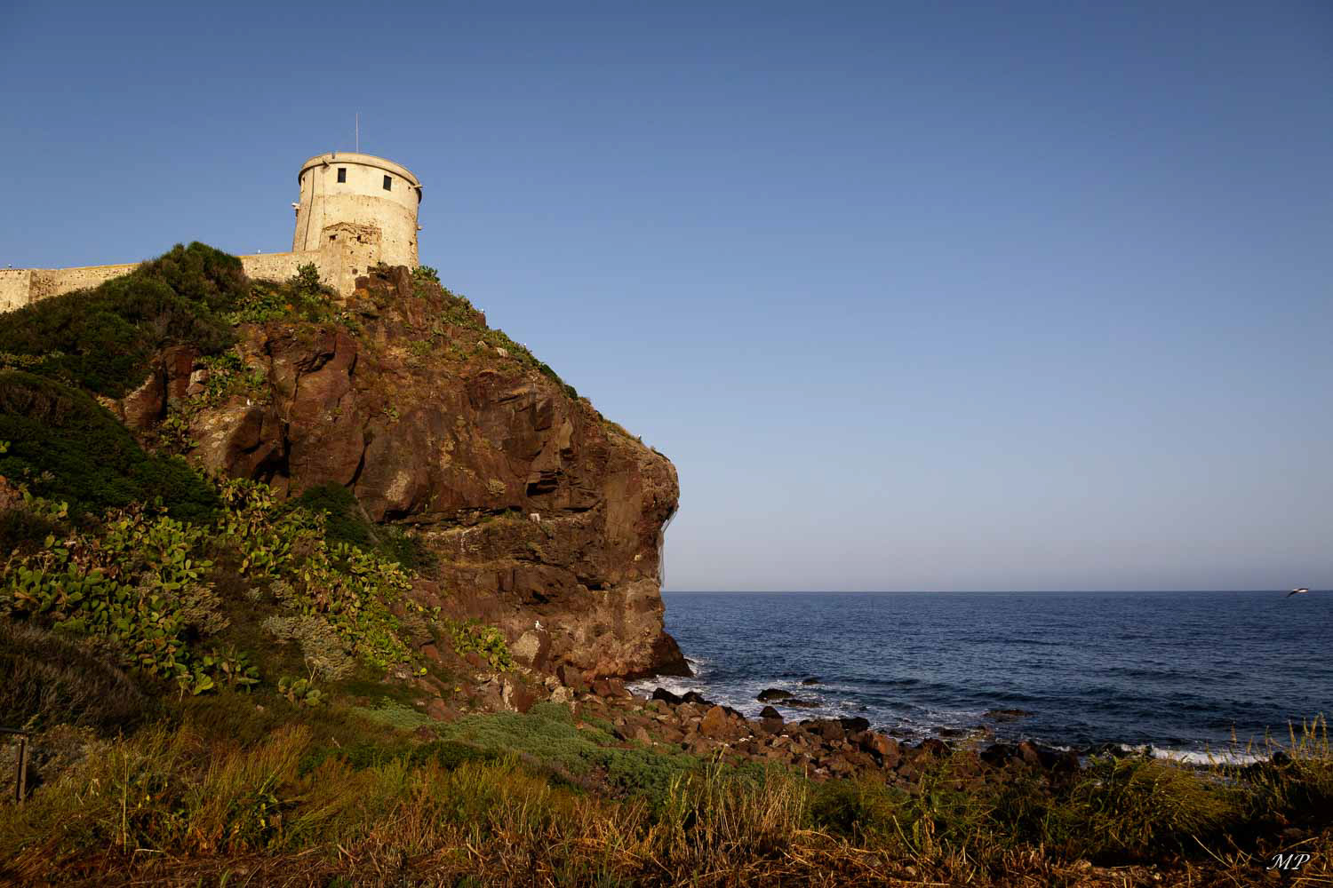 Nora - Sur la pointe de Pula, cette tour de guet aragonaise fut construite en 1600. Du haut de l'édifice, la vue embrasse tout le site archéologique.