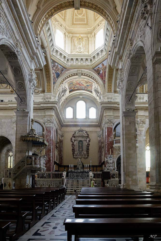 Cagliari - Le Duomo Santa Maria est, à mes yeux, la plus belle église de l'île. Richement décorée de marbre polychrome et de style baroque. Sa crypte abrite les riches tombeaux des princes de la maison de Savoie.