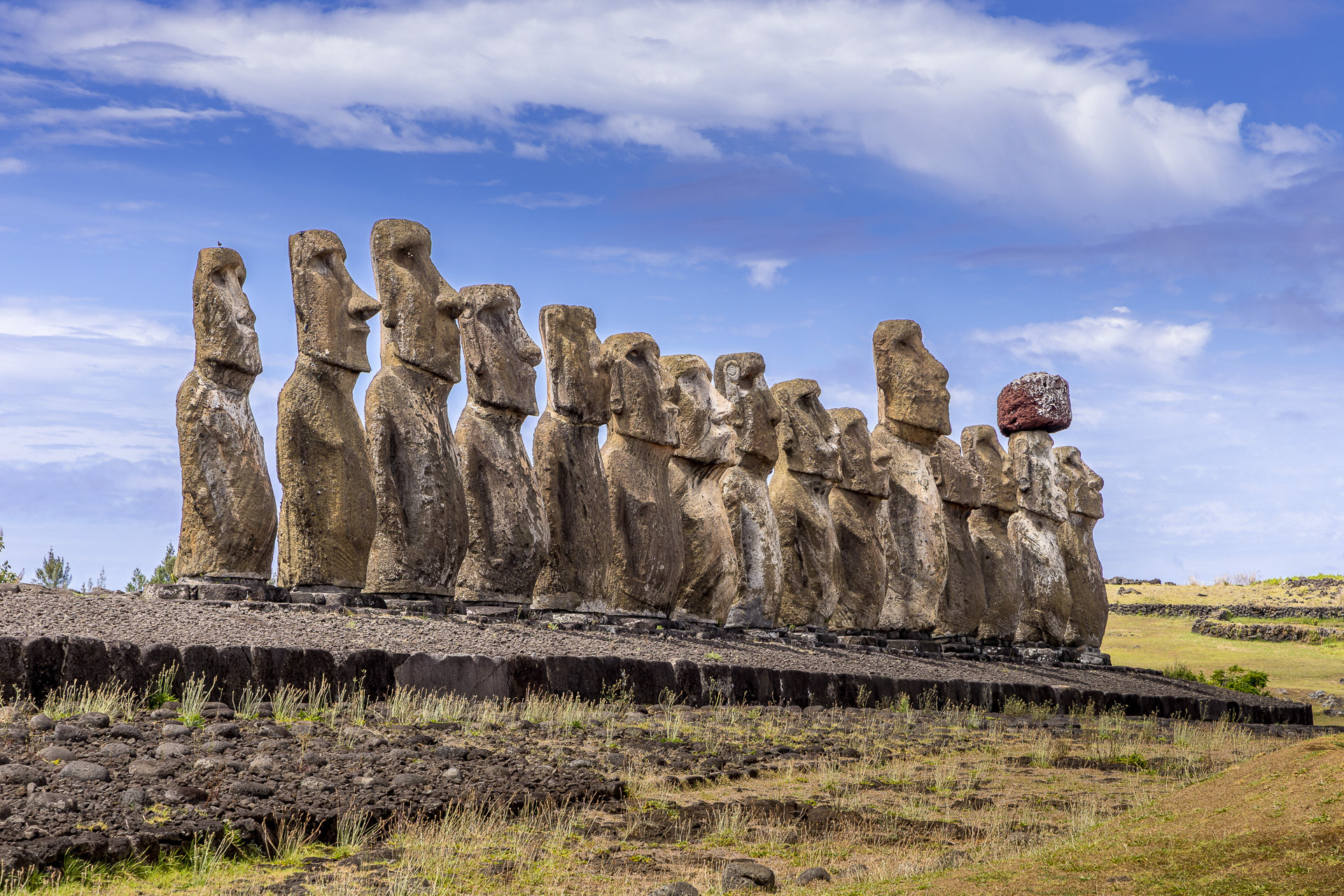 Tongariki est le plus grand « ahu », plateforme cérémonielle de pierre volcanique. Quinze moaï se trouvent dessus, dont le plus lourd pèse 86 tonnes. 