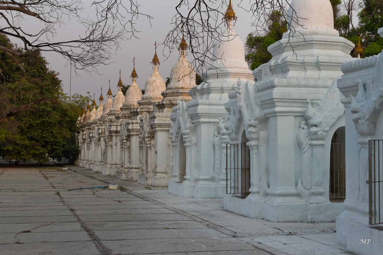 Mandalay - Paya Kuthodaw : Autour du stupa d'or datant du XIXe siècle, 729 stèles de marbre gravées sont abritées chacune dans un petit stupa individuel. On dit souvent que cet ensemble représente "le plus grand livre du monde". Le roi Mindon a voulu ainsi mémoriser les textes fondateurs du courant bouddhisme theravada.