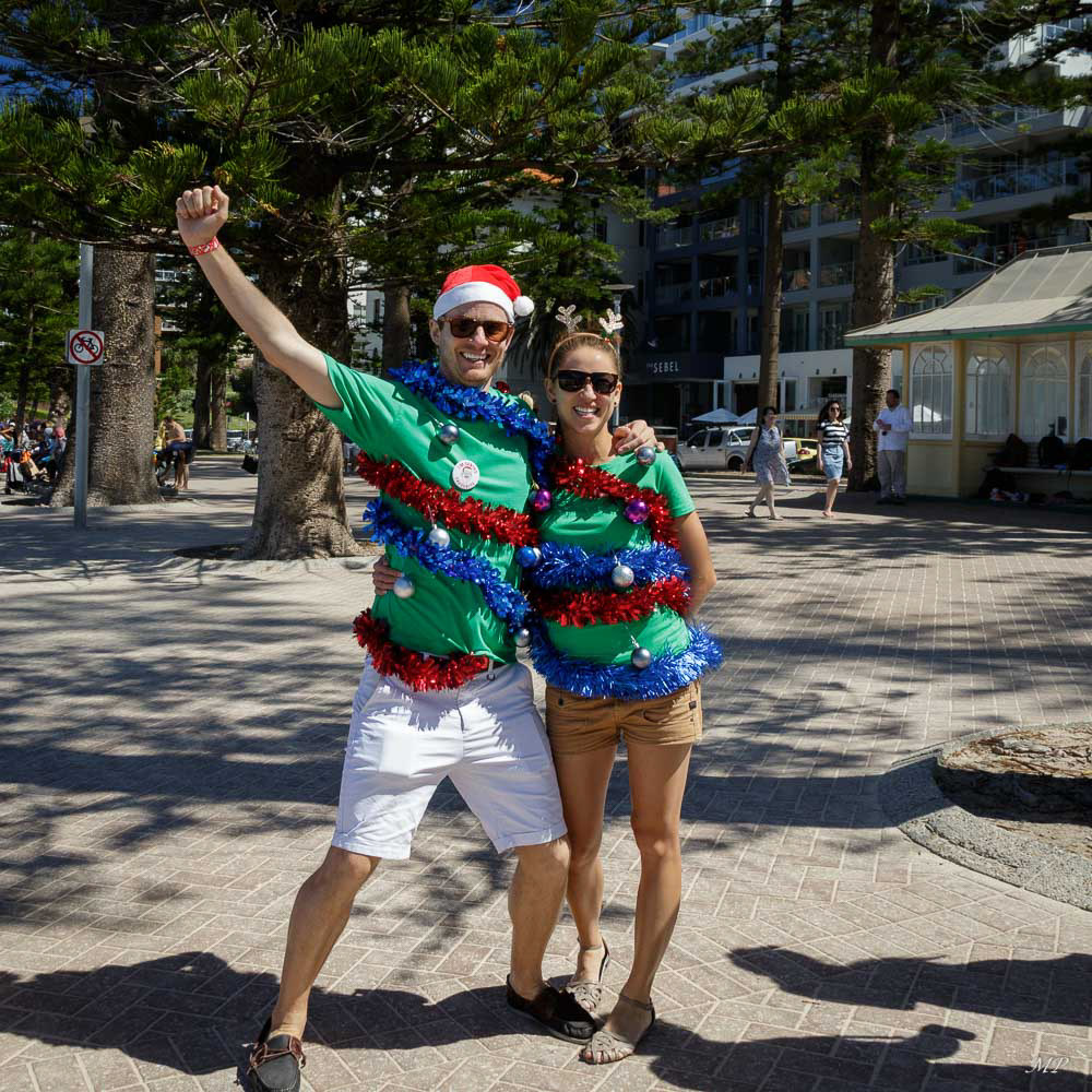 Les plages de Sydney au moment de Noël sont les endroits parfaits pour le « people watching » : regarder, admirer les gens, les sauveteurs, les surfeurs, bref ce sont « the places to be ». Tous les week-ends, les Sydneysiders y fêtent Noël entre amis déguisés.