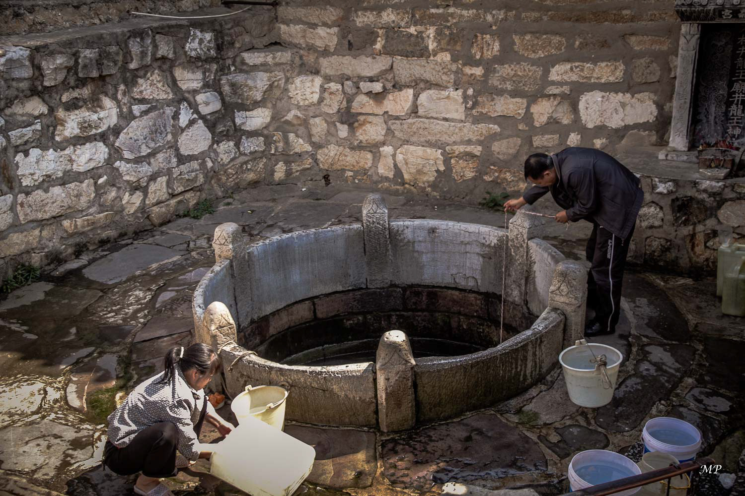 Yunnan - Jianshui : Le puits collectif dans un quartier de Jianshui