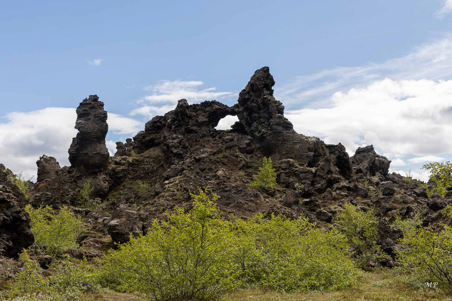 Lac Mývatn : A Dimmuborgir, la coulée a environ 2000 ans. On circule dans un dédale de formations de lave parfois imposantes, aux formes plus ou moins évocatrices.