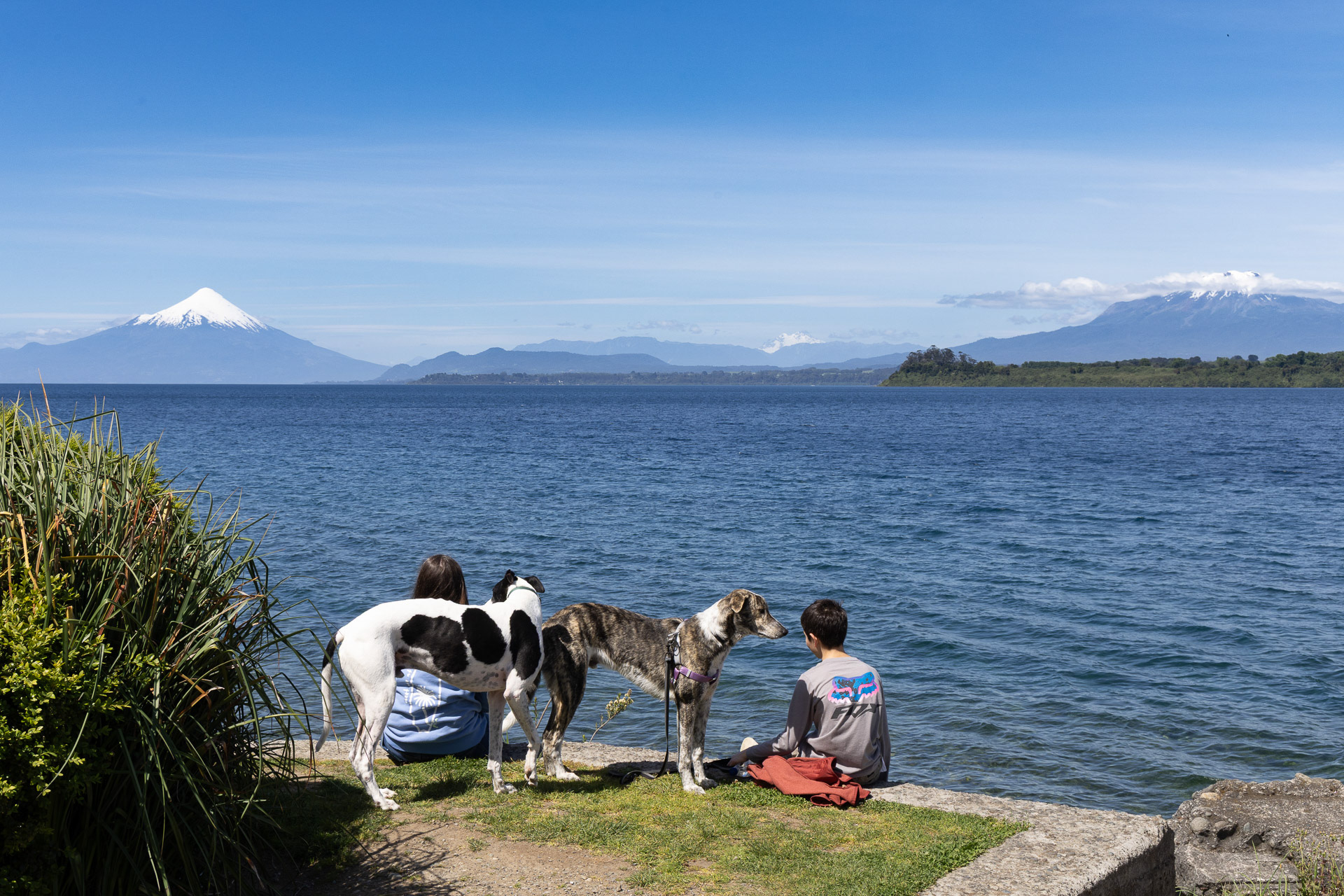 Vue sur les Volcans d'Osorno (2 650 m) et Calbuco (2 015 m) du lac de Llanquihue à Puerto Varas