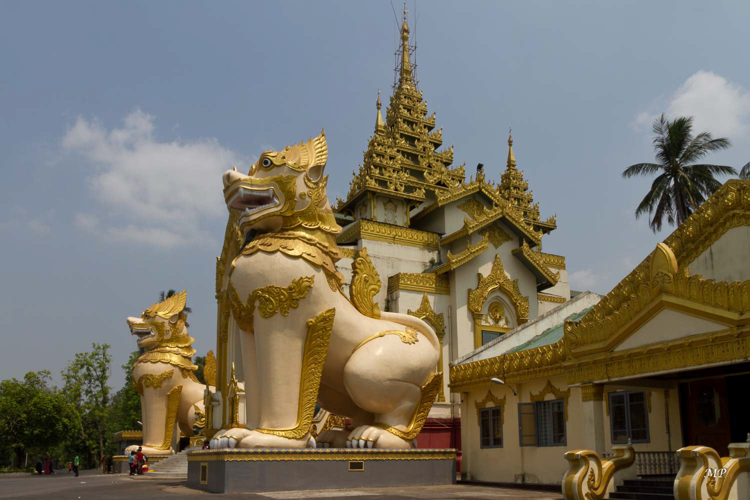 Yangon - Le site est immense, autour de la pagode principale, "Shwedagon", des milliers de petits stupas l'entourent. Au cours du XXe siècle, La Shwedagon fut le théâtre de nombreuses activités politiques liées au mouvement d'indépendance. C'est ici qu’Aung San Suu Kyi s'adressa à la foule en 1988 et la pagode fut aussi au centre du mouvement de protestation des moines en 2007.