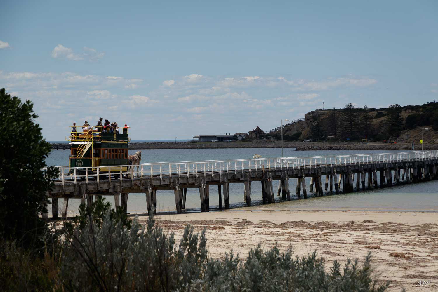 L'île Granite est reliée au continent à Victor Harbor par une chaussée en bois de 630 mètres. On peut marcher le long de cette chaussée, ou traverser dans un tramway à deux étages tiré par un cheval de trait Clydesdale.