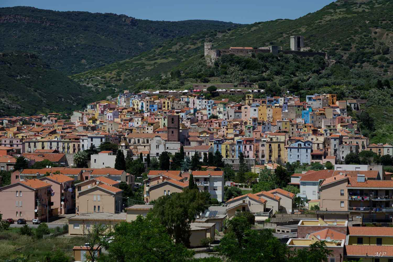 Bosa - Ce pittoresque port, dominé par son château, déroule harmonieusement ses demeures colorées jusqu'au fleuve Temo.