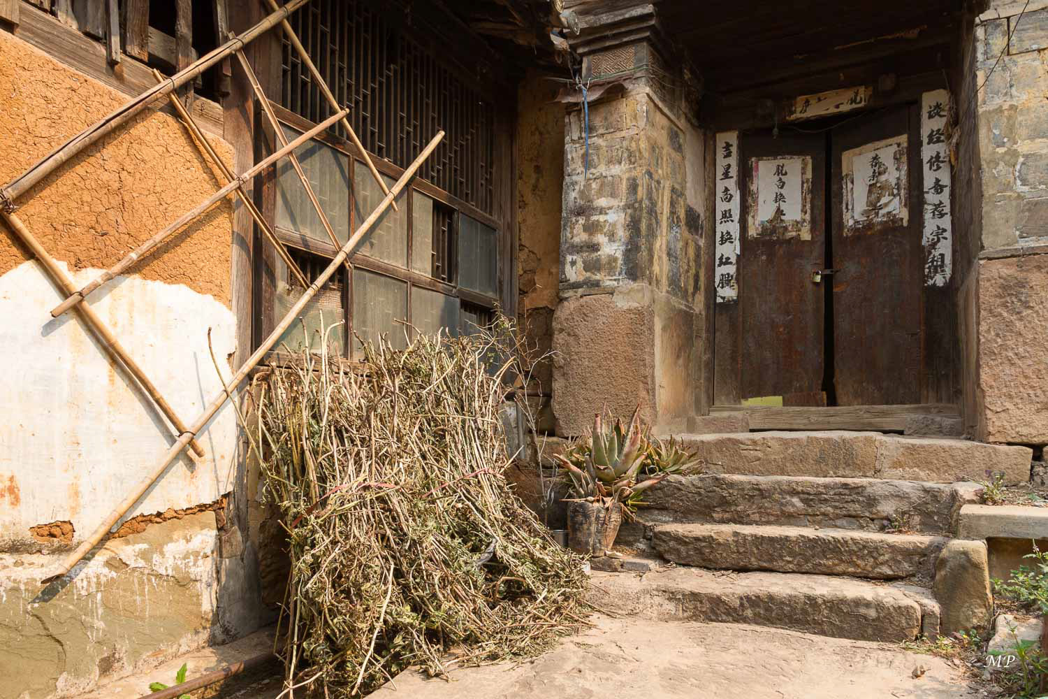 Yunnan - Xingmeng : Entrée d'une maison monghol