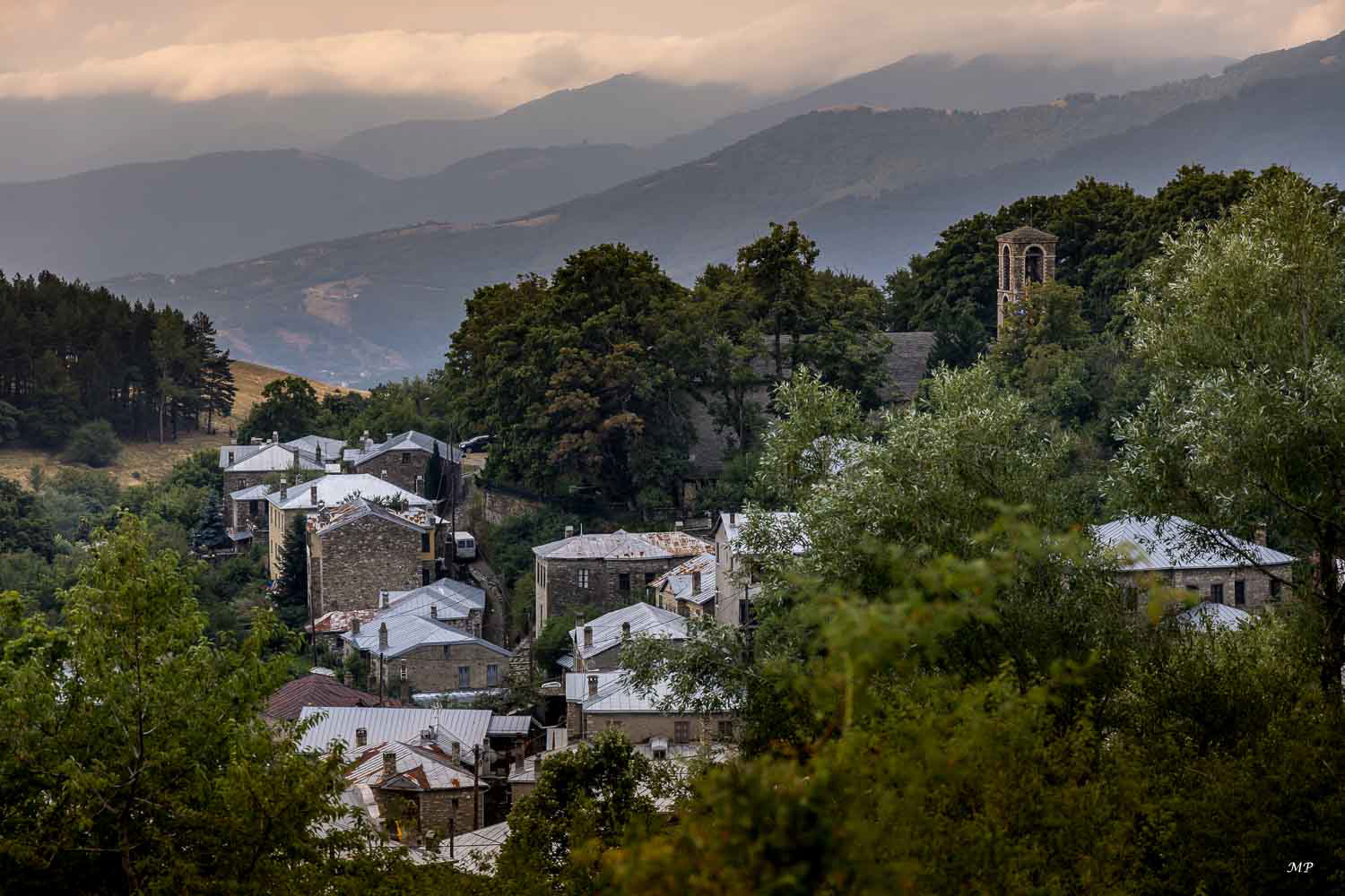 Nymfaio, en Macédoine occidentale, est un village situé à 1300m d'altitude dans les montagnes boisées de Verno