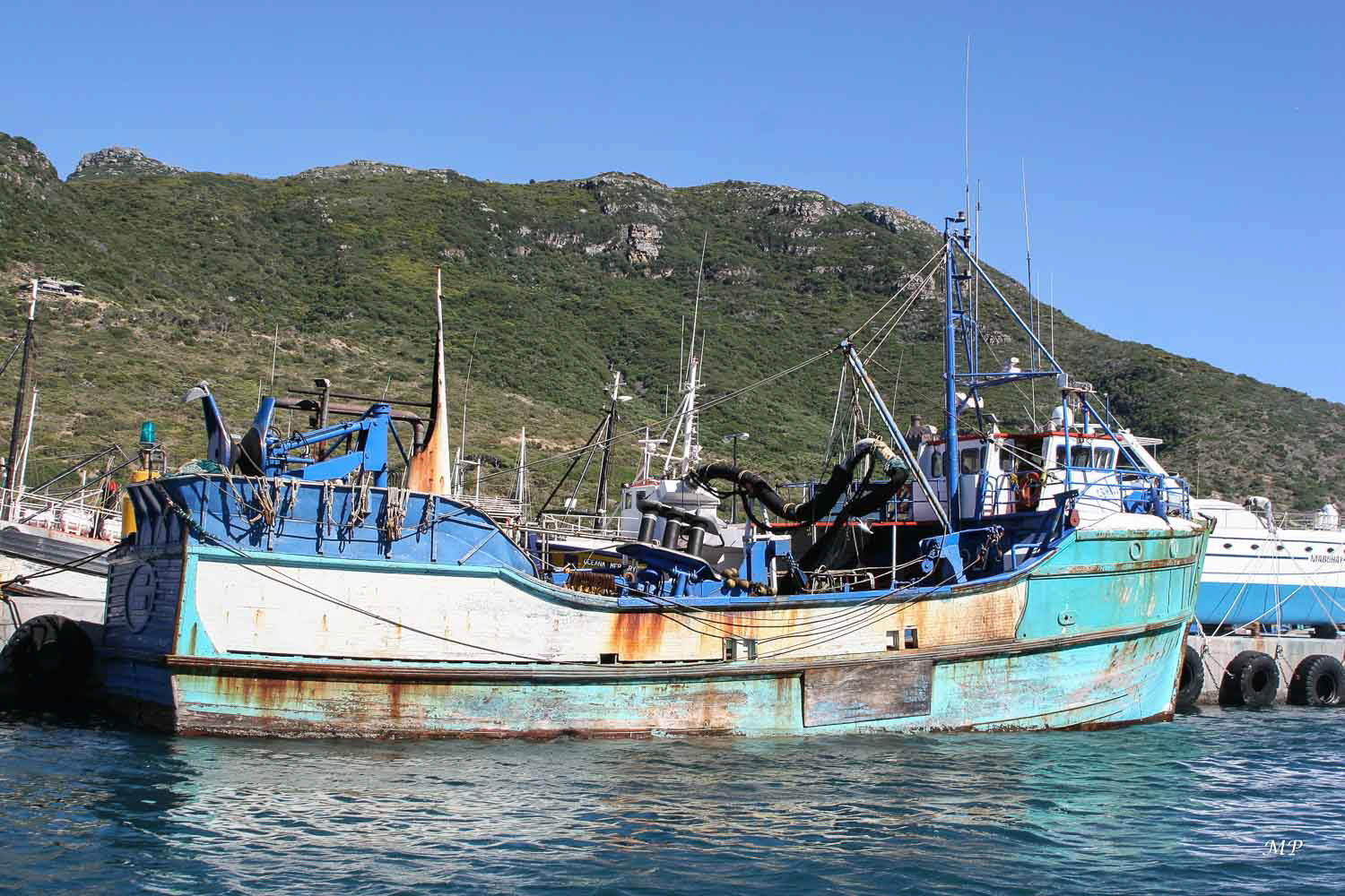 Hout Bay : Petit port de pêche à la langouste dans la banlieue du Cap. De là partent des bateaux pour Dulker Island qui sert de sanctuaire à une colonie de plusieurs milliers d'otaries à fourrure.