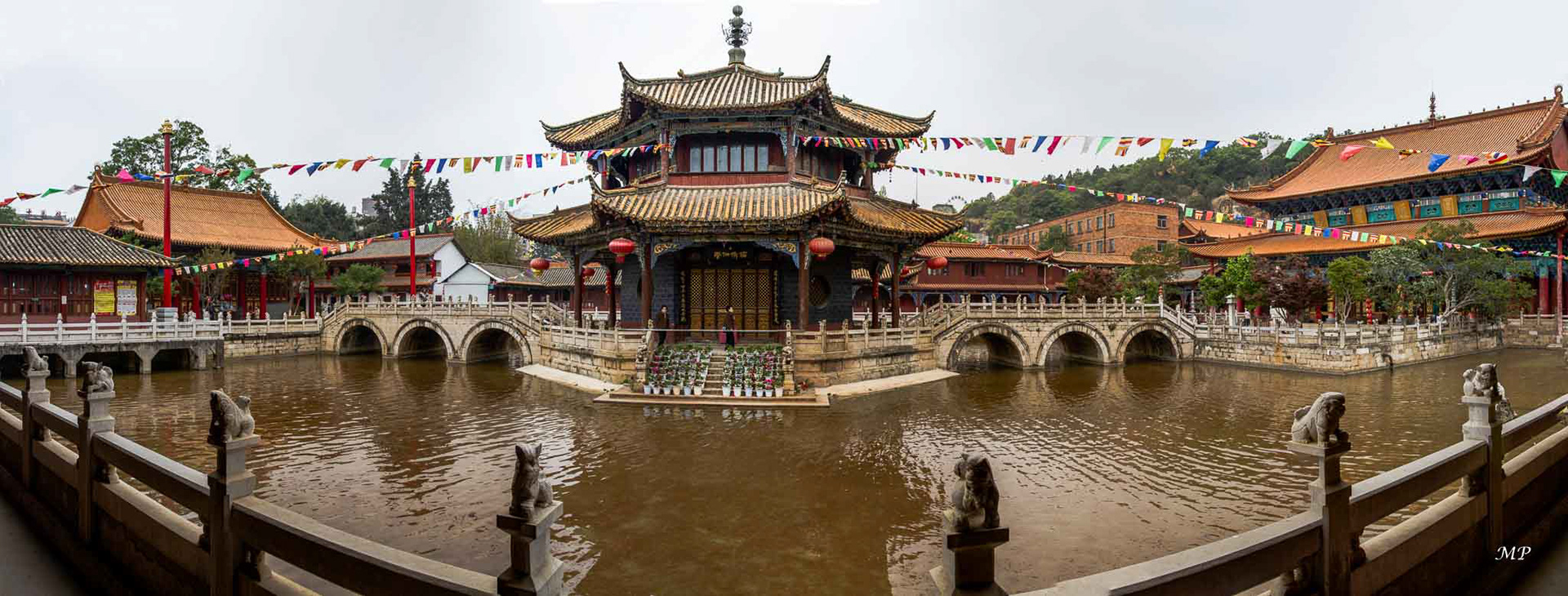 Yunnan - Kunming : Le pavillon octogonal du Temple de la Compréhension de Toute Chose, posé sur l'eau, abrite une Guanyin aux milles bras.