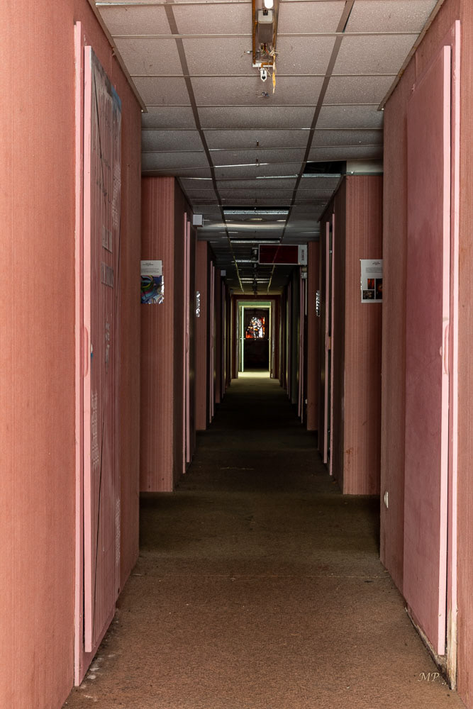 Entrons dans le couloir qui dessert les chambres du 1er étage