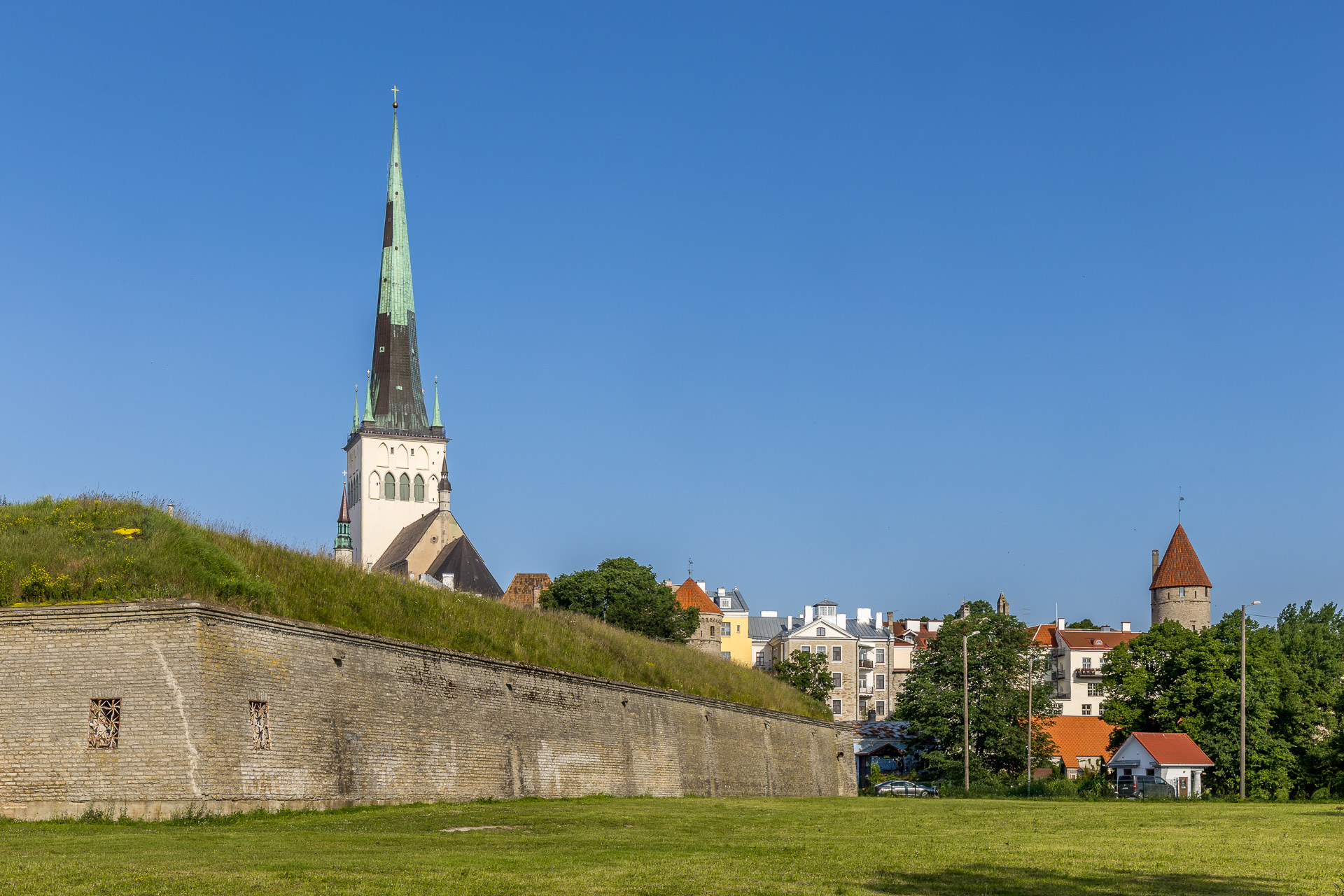 Tallinn - les remparts et Saint-Olaf (église médiéval du XIIIe)