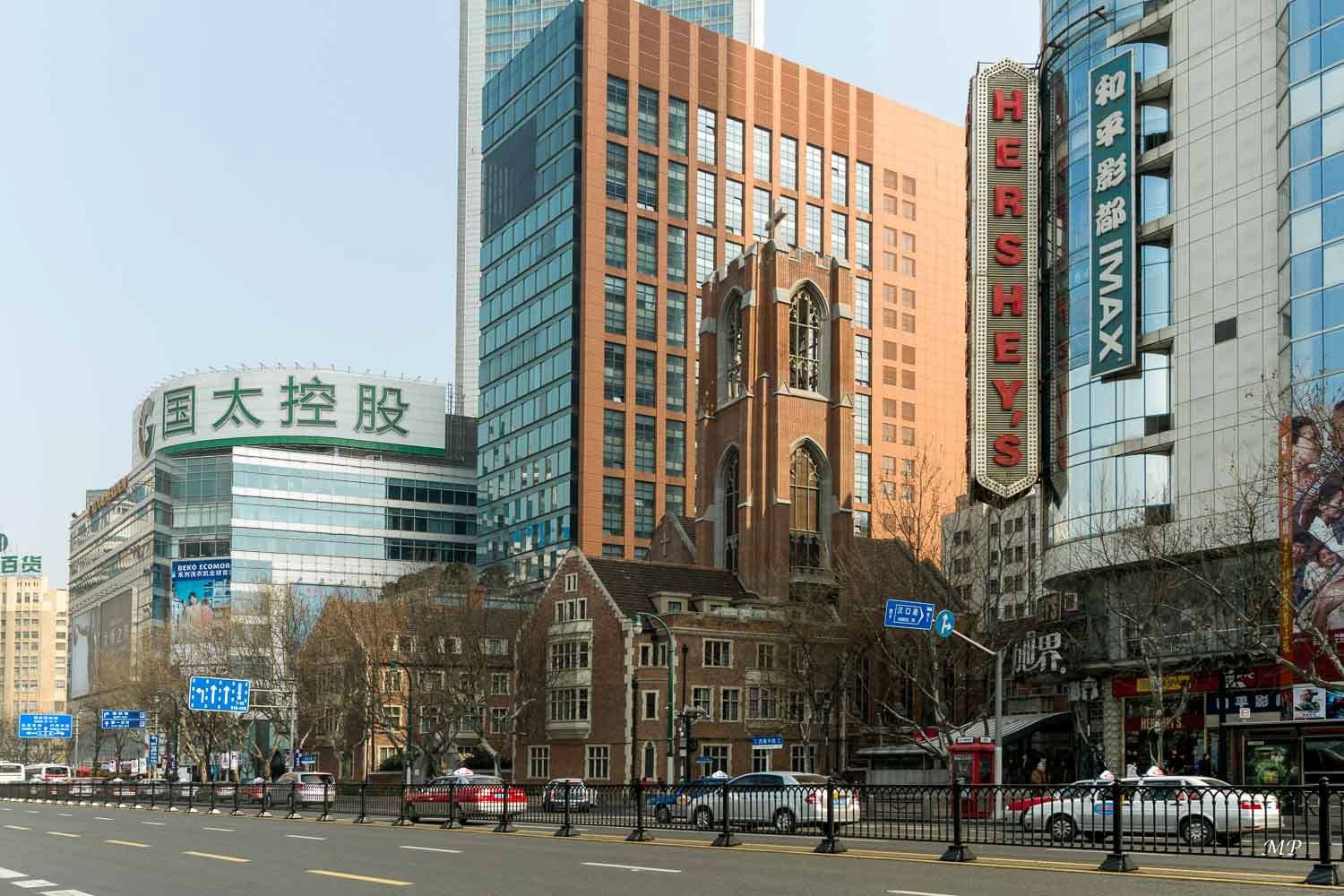 Shanghai - A People Square (Parc du Peuple) l'ancien et le moderne se côtoient.