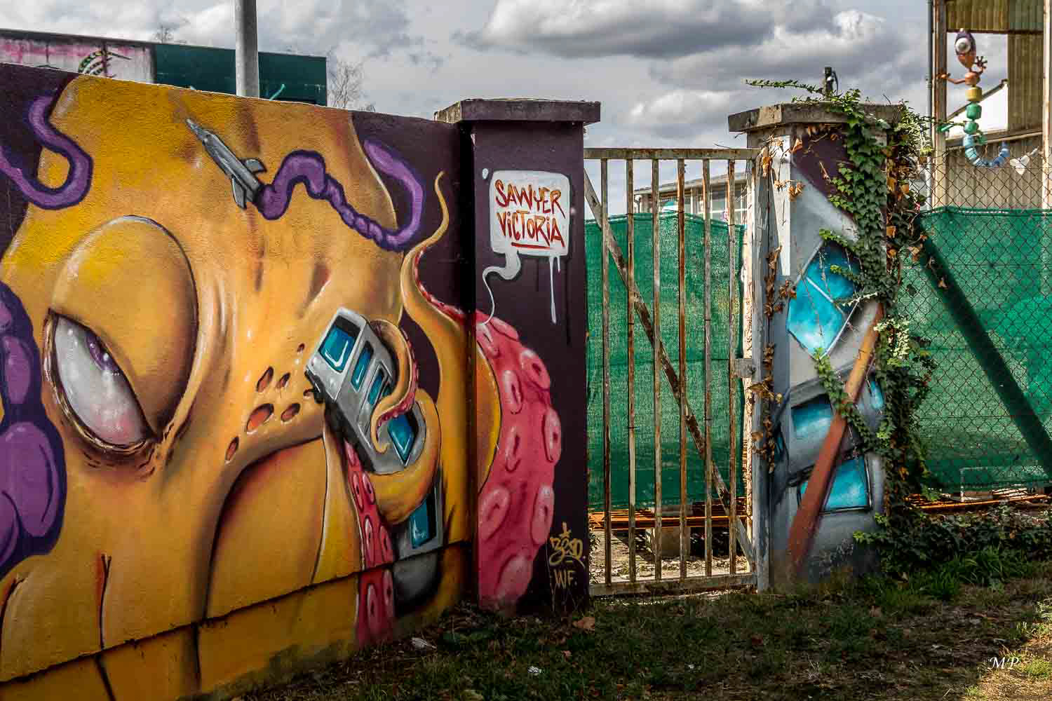 Une toute petite partie du graffiti de ZESO sur le thème des trains