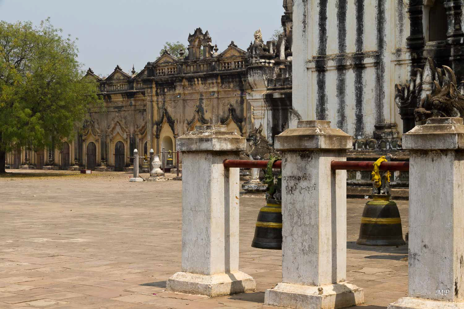Bagan - Paya Shwezigon:Dans les temples, frapper les gongs ou les cloches est un moyen d'exprimer sa joie.