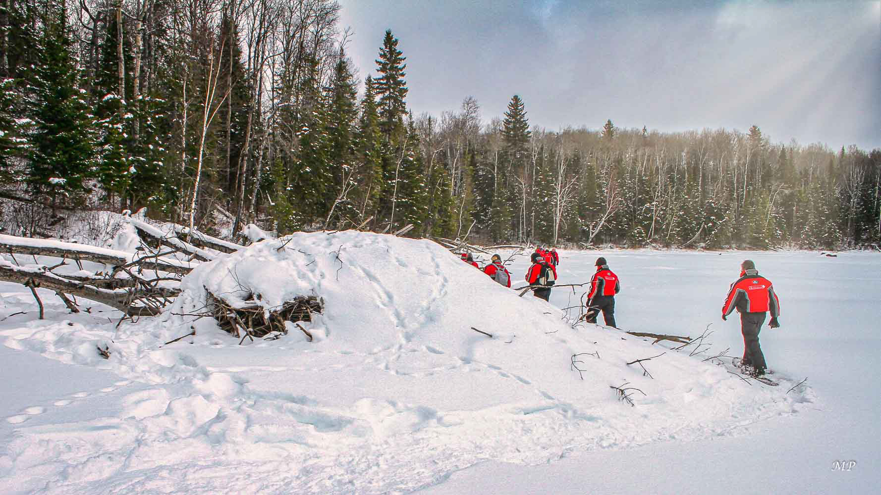 Balade en raquettes au bord du lac gelé