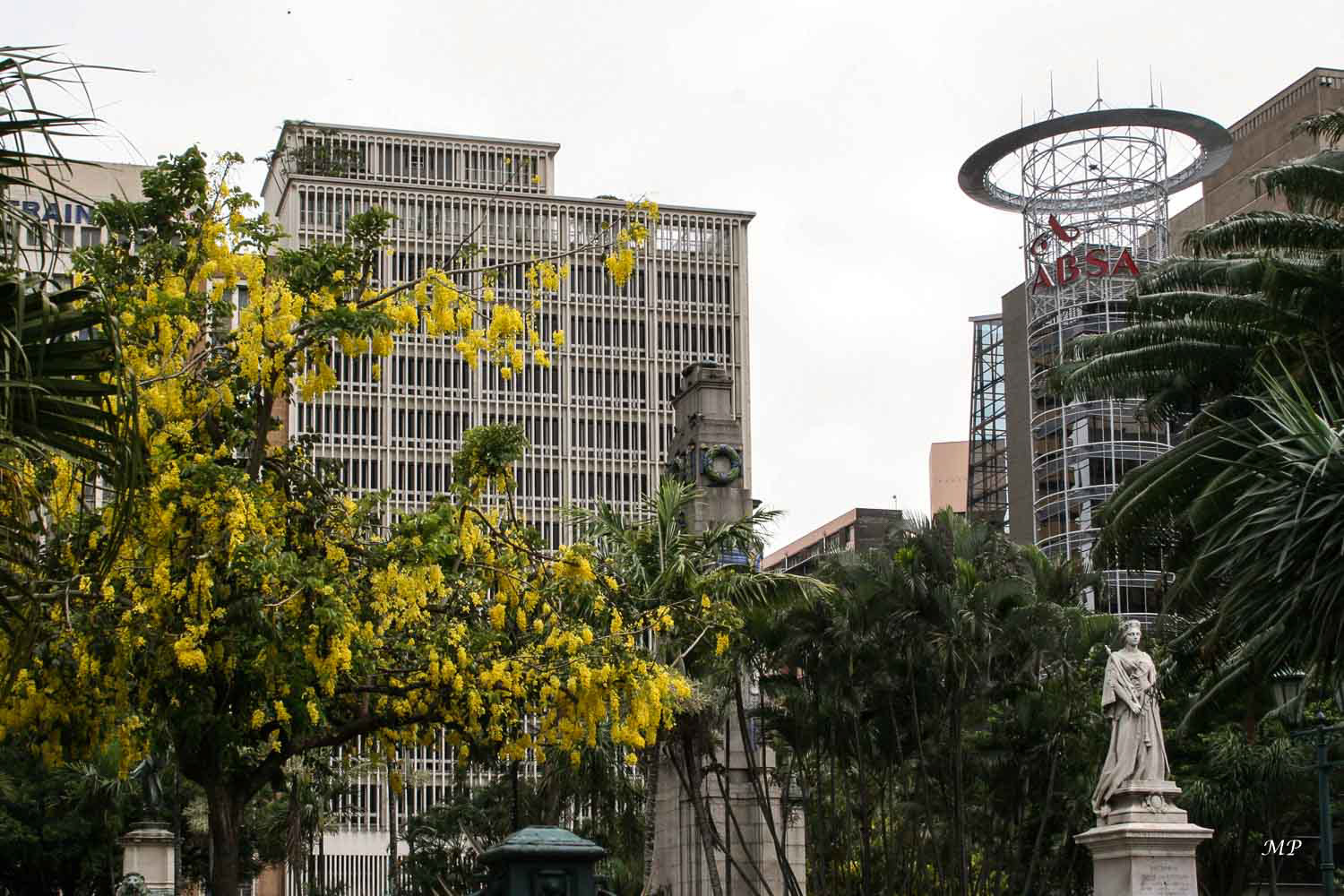 Sur la côte Est, Durban est la 3e ville d'Afrique du Sud. Son port est le plus actif du continent africain et c'est aussi une station balnéaire surpeuplée en haute saison.