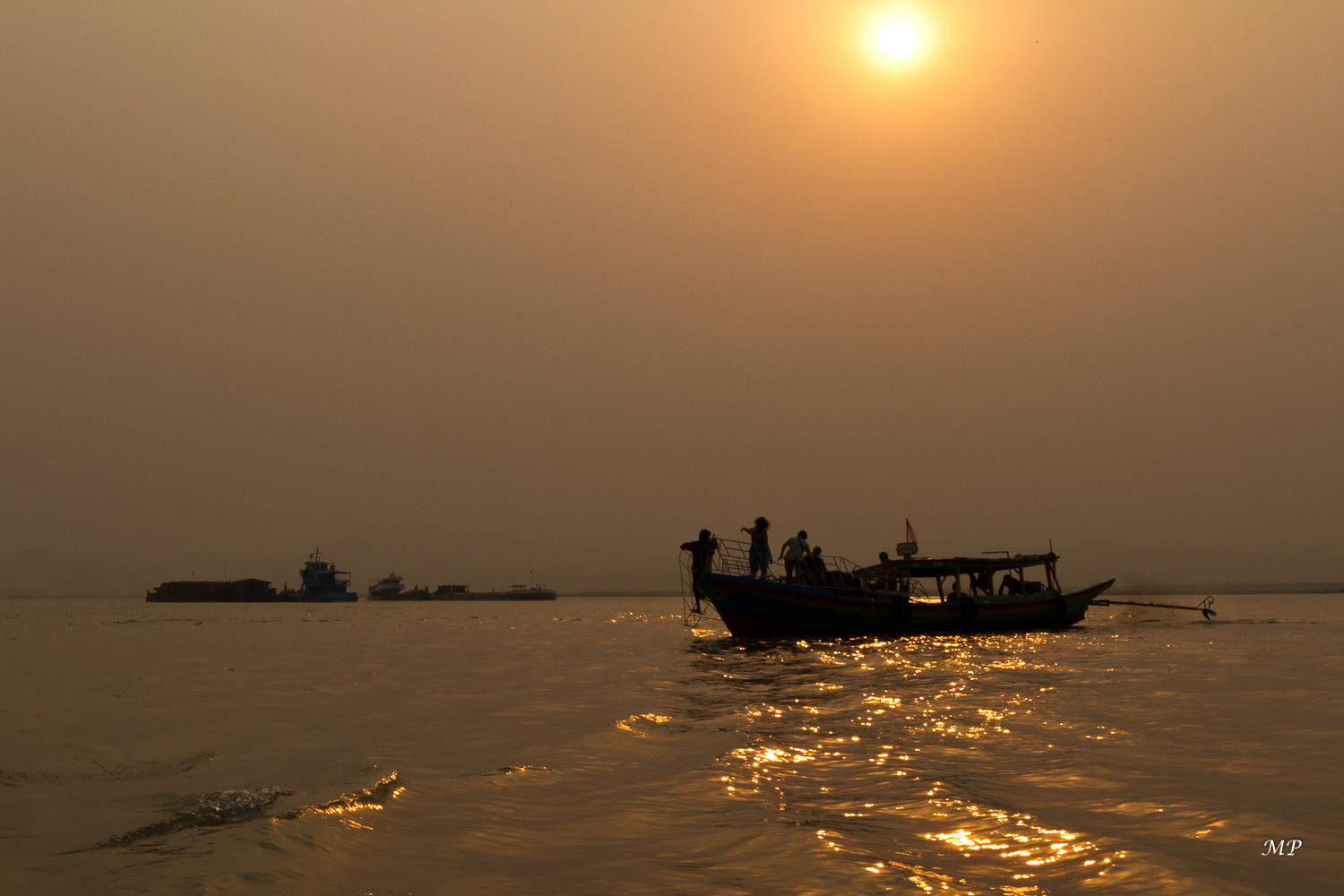 L'Irriwaddy: C'est le grand fleuve de Birmanie. Long de 2170 km de long, c'est le principal axe de communication du pays. Les birmans vivent sur ses rives. Il traverse toute la Birmanie. Les villes et villages sont construits sur ses rives. On comprend ici plus que partout ailleurs, ce que veut dire "l'eau". On fait tout dans le fleuve : laver, boire, naviguer etc.