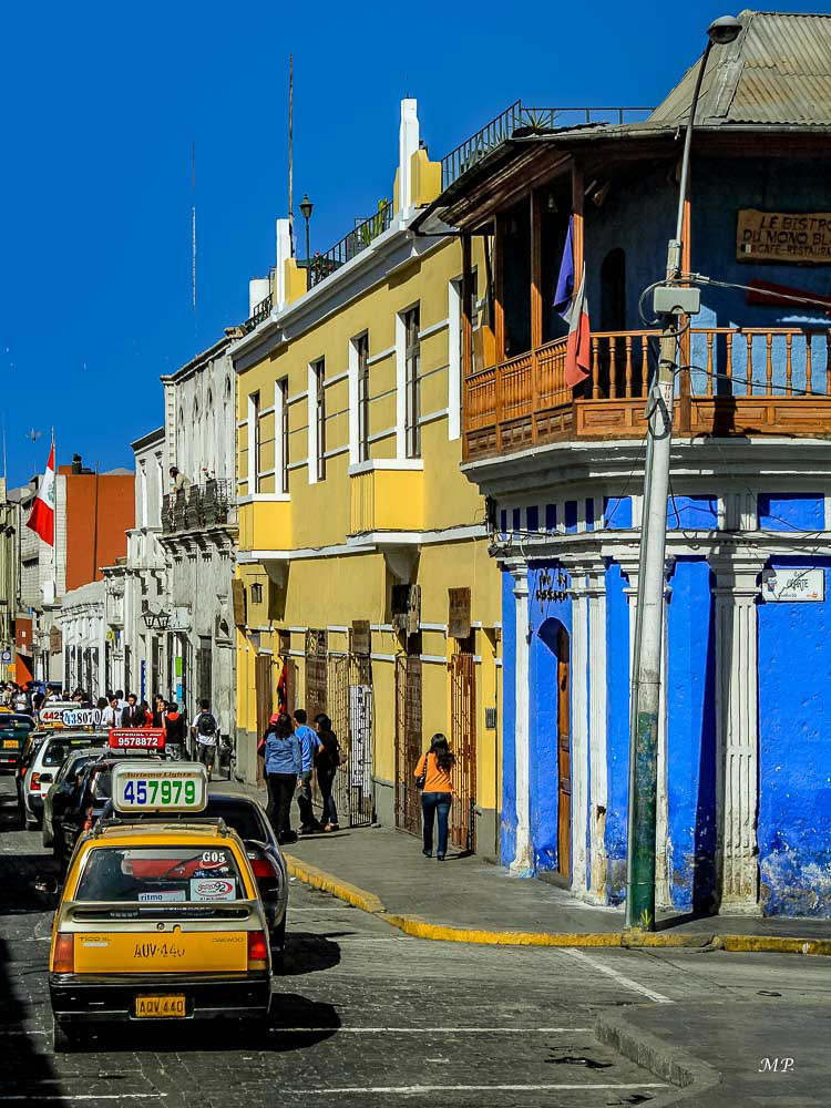Arequipa  est située à 2335m d’altitude au pied des volcans Misti (5821m), Pichu-Pichu (5571m) et Chichani (6075m). Elle subit de nombreux tremblements de terre.