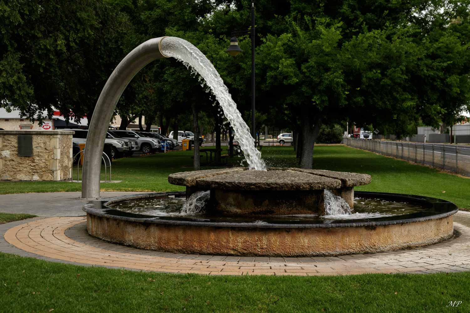Keith  dans le district de Tatiara est une petite ville agricole de 1300 habitants. L'artiste local, James Darling, a créé cette fontaine, qui représente le cycle de l'eau à travers le paysage australien et l'irrigation à grande échelle de la région.
