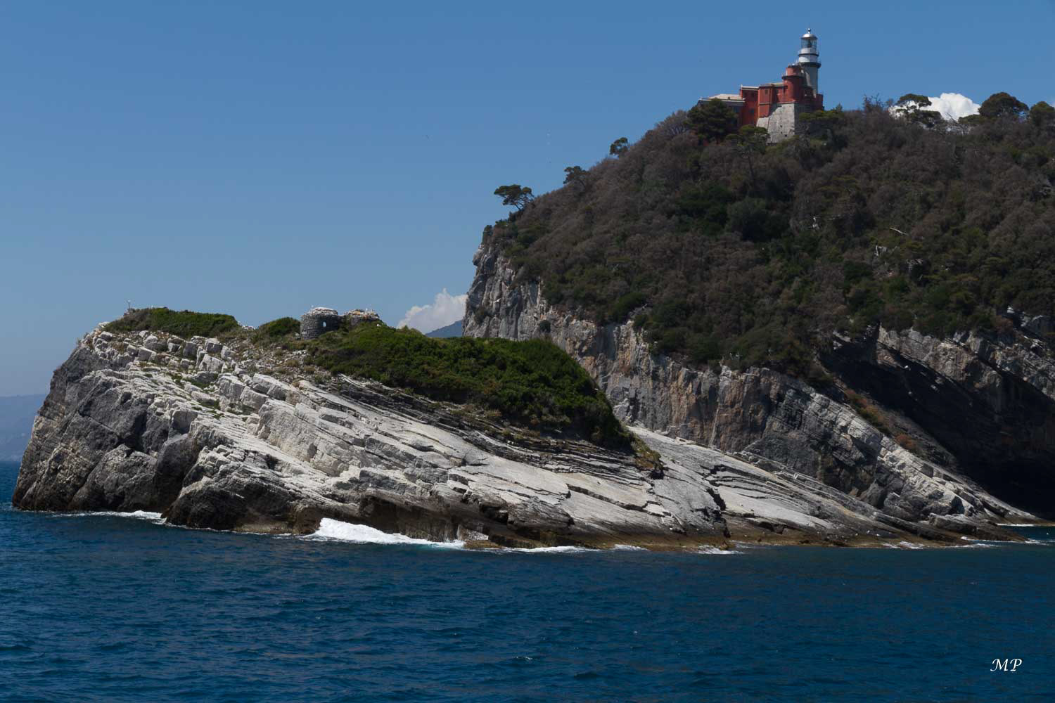 La  petite île de Tinetto, avec sa sœur l'île Tino, est située au large de Portovenere. Elles forment avec l'île de Palmaria l'archipel de La Spezia. Tinetto n'est qu'un écueil, où l'on retrouve pourtant les ruines d'un ancien édifice monastique médiéval.