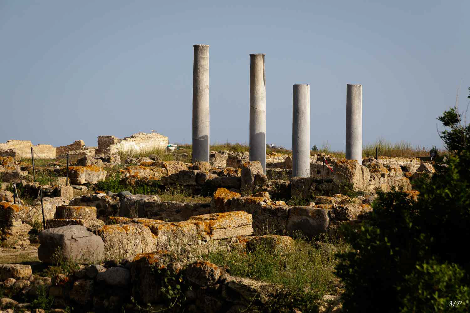 Site archéologique de Nora - Sur ce promontoire rocheux, les Phéniciens y établirent le premier port de l'île. La ville connut son apogée sous les Puniques puis vint la conquête romaine. Cette ville comptait 8000 âmes et était couverte de monuments dont on devine l'importance par la richesse des vestiges.