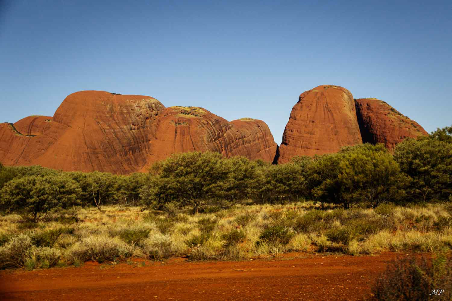 Kata Tjuta, appelé aussi  Monts Olga se trouve à 37 km d'Uluru. Ce sont 36 blocs, dont le principal culmine à 540 m (200m de plus qu'Uluru), qui forment des vallées et des gorges. C'est également un site sacré  pour les Aborigènes Anangu.