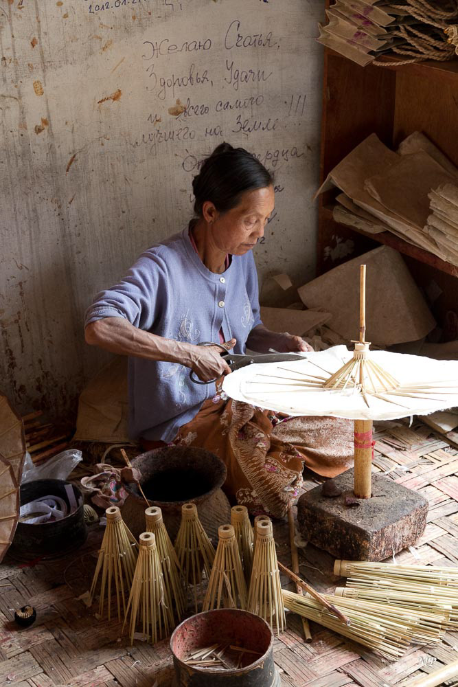Les artisans de ce petit atelier, petite ville située dans l’Etat Shan près du Lac Inle, fabriquent du papier. Issu de la fibre du mûrier, arbuste très répandu dans les montagnes de la région, ce papier est très réputé au Myanmar.