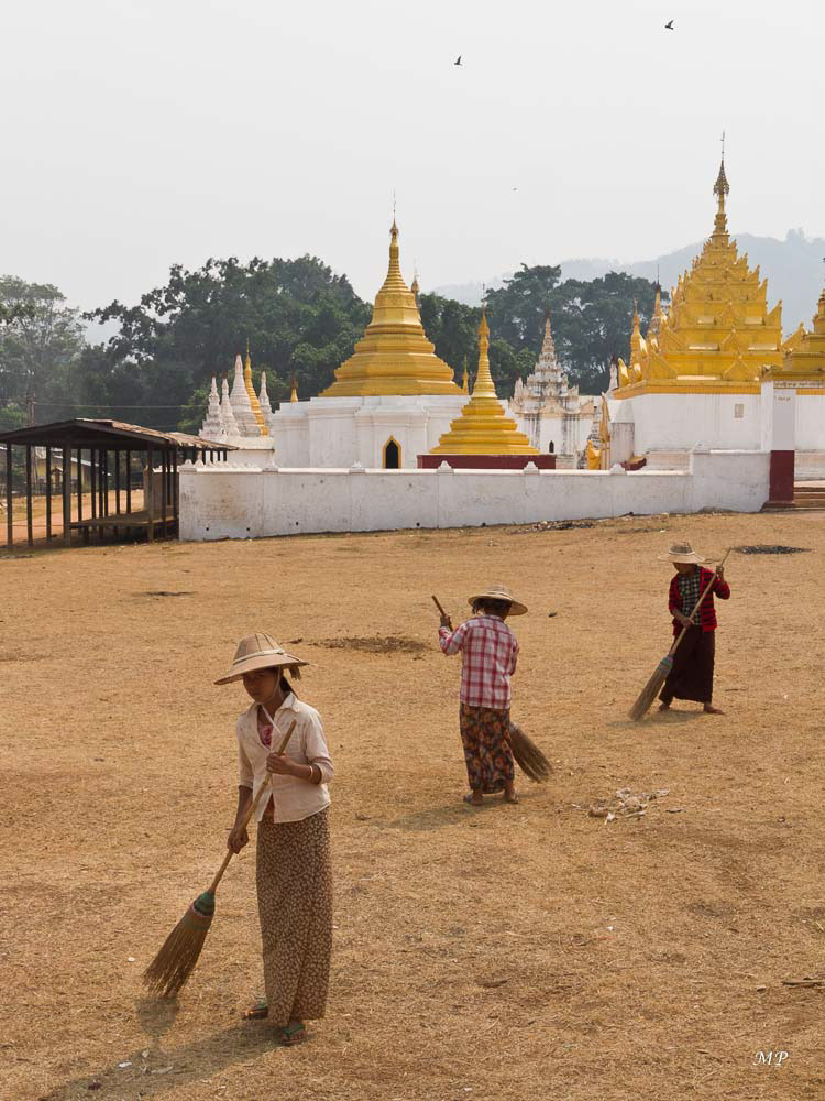 Pindaya: Les balayeuses des rues