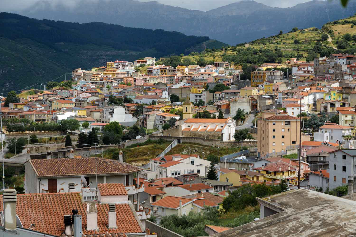 Orgosolo - Ce petit village est tient aux confins du Supramonte. Fiers de leurs origines pastorales et de leurs traditions, les habitants ont longtemps été assimilés à des hors-la-loi avec leur défiance vis-à-vis de l'Etat. Les peintures murales d'Orgosolo constituent un phénomène social, artistique et politique unique en Italie. Tout a commencé au XIXe siècle quand les habitants n'ont pas voulu se soumettre aux lois de la nouvelle Italie unifiée.
