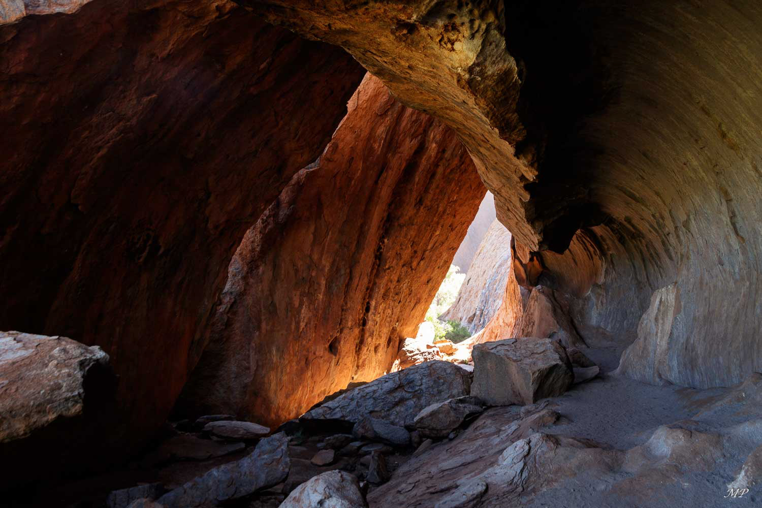 Une grotte au pied d'Uluru
