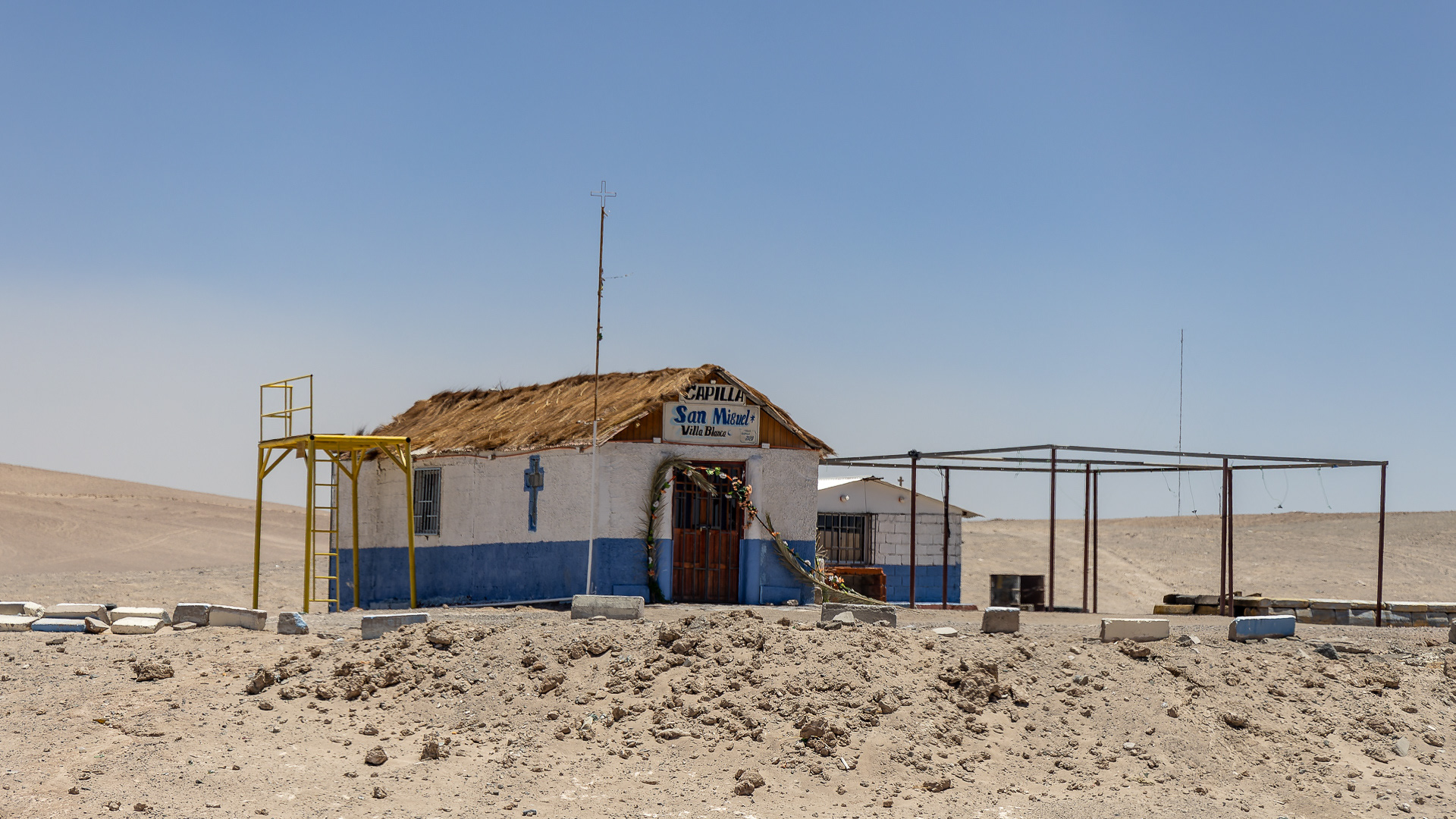 Atacama - Une petite chapelle sur la route de Calama